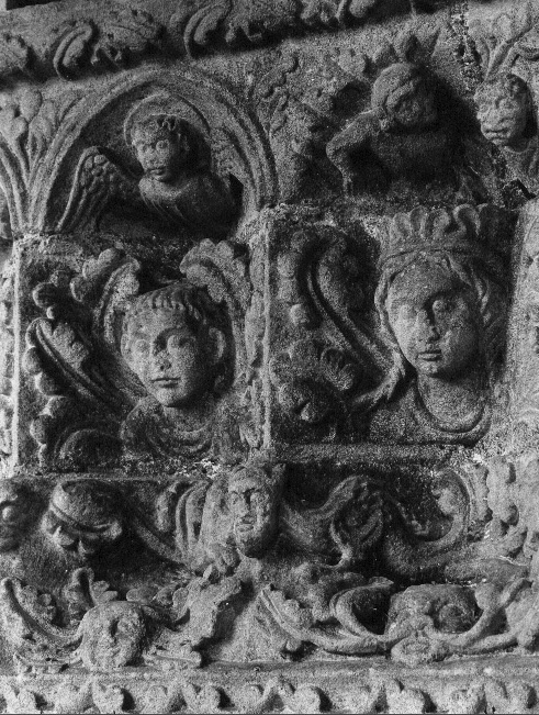 Noordportaal, plint: koppen en sirenes