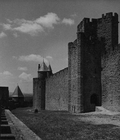 Gezicht op dwingel en westelijke binnenmuur, met Tour Saint-Nazaire en Tour du Moulin de Midi