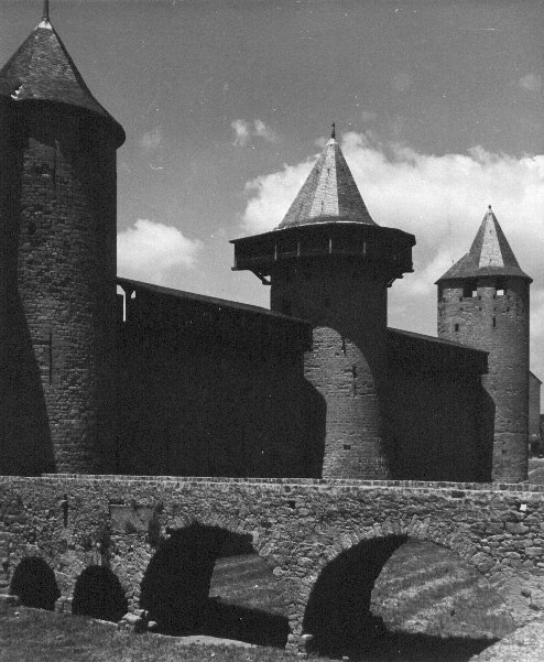 Gezicht op brug en oostgevel Château, met Tour des Casernes en Tour du Major