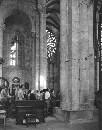 Noord arcade en noordtransept, vanuit zuidelijk zijschip