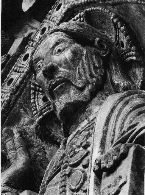 Westportaal, timpaan, detail of Majestas Domini: Christus