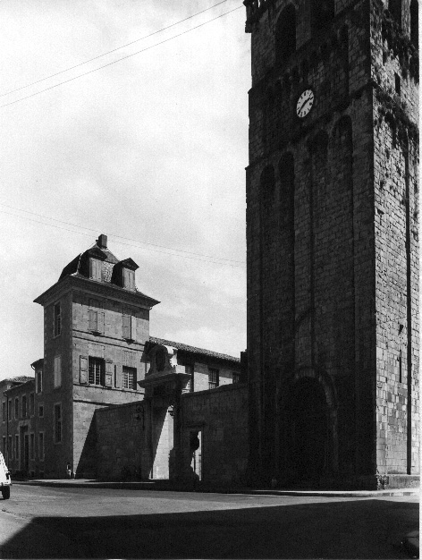 Evêché, met rechts klokkentoren van de romaanse kathedraal