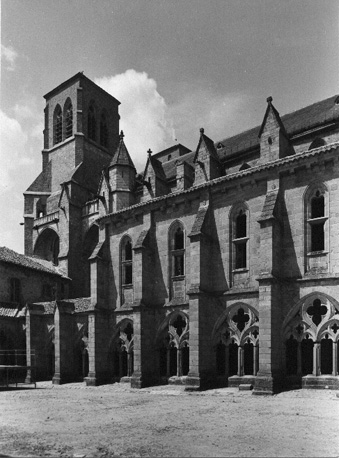 Kerk en kruisgang vanuit het zuidoosten