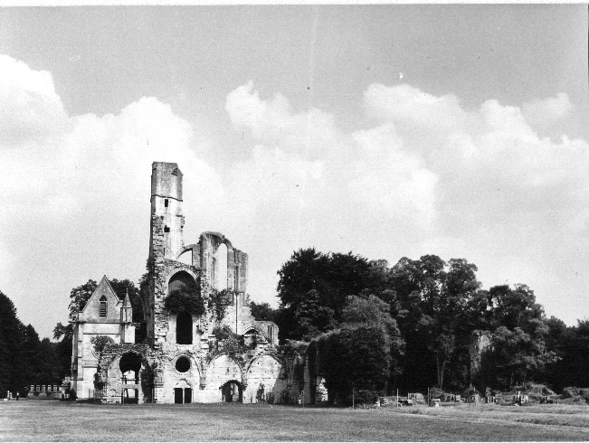 Ruïne van kruisgang en noordtransept vanuit het westen, abtskapel zichtbaar