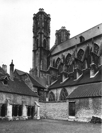 Zuidgevel en kloosterhof