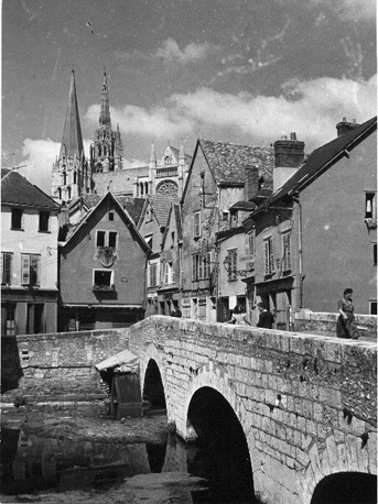 Gezicht op de kathedraal, de rivier (Eure) en een brug vanuit het zuiden