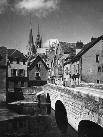 Gezicht op stad, kathedraal en brug vanuit het zuiden