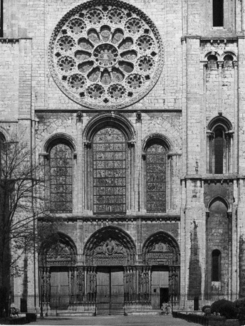 Westfacade met Portail Royal en de drie oudste ramen