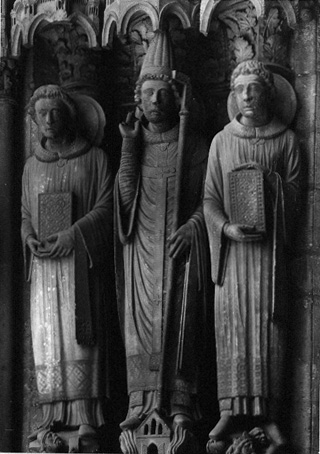 Zuidfacade, linker portaal: Stephanus, Clemens en Laurentius
