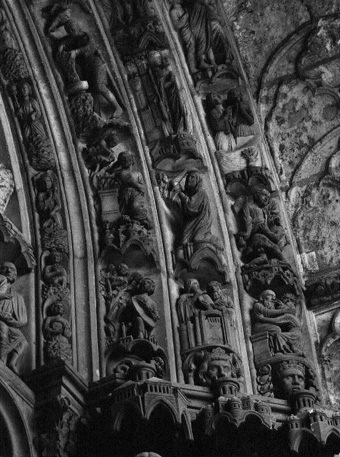 Heldendaden van Gideon, Samson, Esther, Judith en Tobias; detail van archivolten in rechter portaal van noordtransept