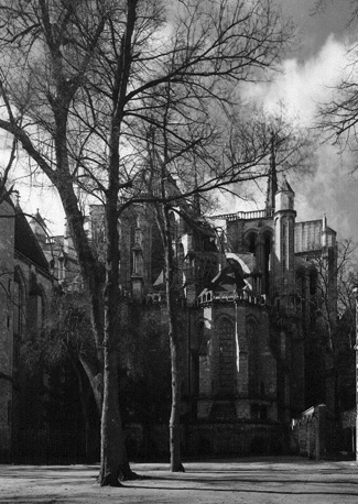 Koorsluiting; links: kapel van Saint Piat