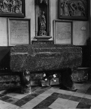 Noordelijke kooromgang: Graftombe van Sint Erkembode, abt van St.Bertin en bisschop van Terenburg
