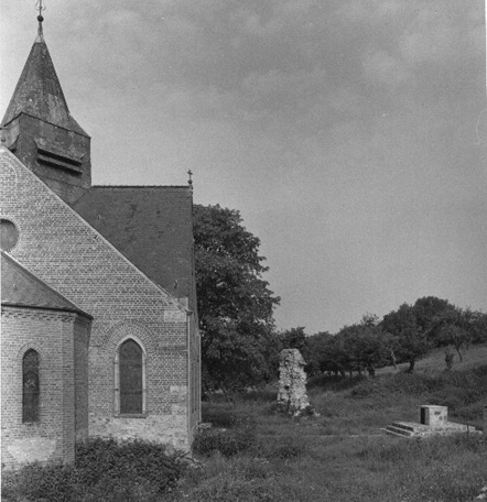 Kapel vanuit het oosten en overblijfselen van de abdijkerk