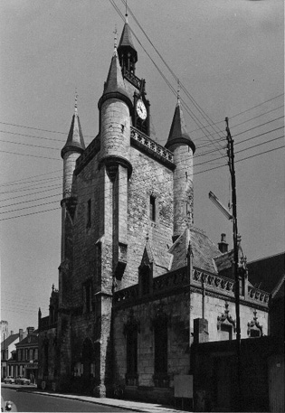 Straatzijde met belfort