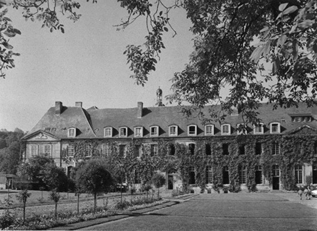 Noordfacade van gebouwen aan de cour