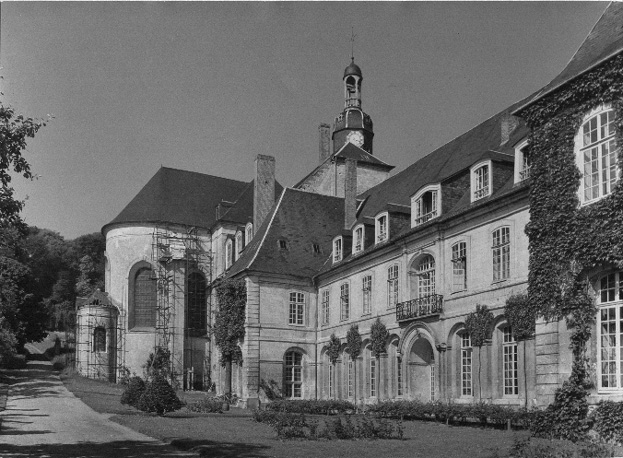 Gezicht op oostvleugel en koor van kerk vanuit het noordoosten