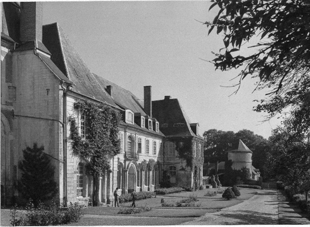 Gezicht op oostvleugel en duiventil vanuit het zuidoosten