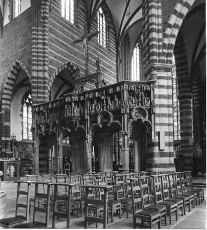 Gezicht op oksaal vanuit het zuid-transept, noordwand van koor zichtbaar