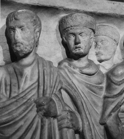 Crypte, antieke sarcofaag; detail: Petrus slaat water uit een rots