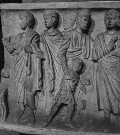 Crypte, antieke sarcofaag; detail Petrus slaat water uit een rots en Christus geneest blinde