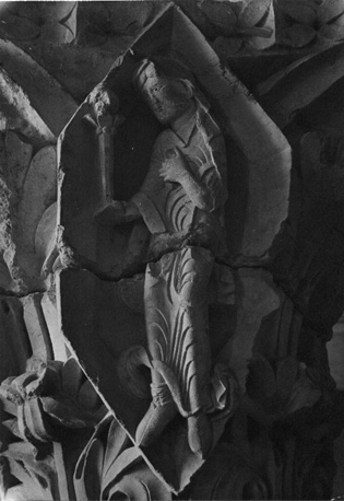 Hoop: detail van kapiteel (uit het koor van de voormalige abdijkerk)