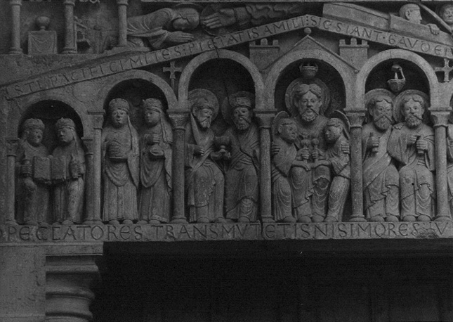 Laatste oordeel, detail: De hemel gerepresenteerd door de schoot van Abraham. Westelijk portaal, tympaan.
