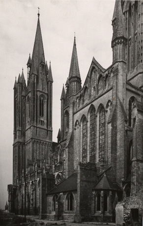 Facade, schip en transept