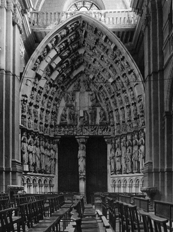 Centraal portaal van de oude gotische kerk
