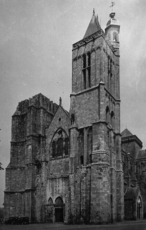 Westfacade van de kerk