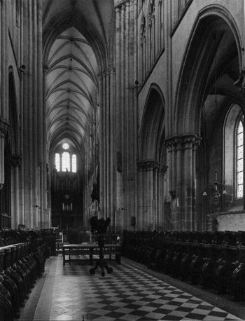 Middenschip van de kerk gezien vanuit het oosten