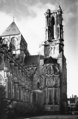 Noordzijde met toren van het transept