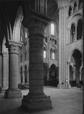 Viering en begin van het koor gezien vanuit het zuidtransept