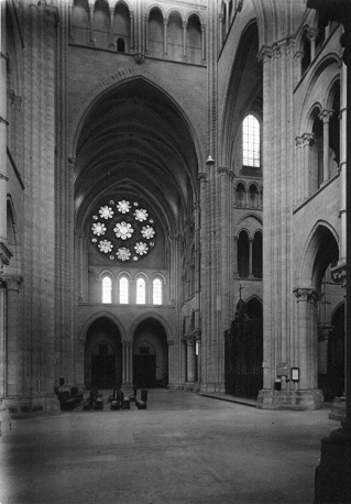Viering en roosraam van het noordtransept