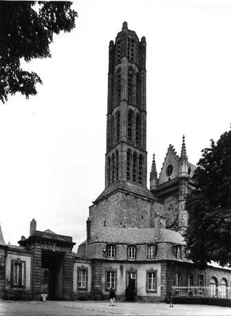 Westelijk roosraam en klokkentoren
