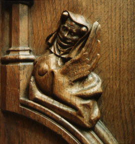 Koorbanken mens-dier figuur met vleugels