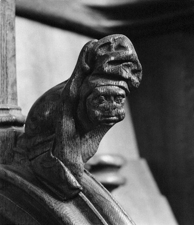 Koorbanken; grotesk figuur