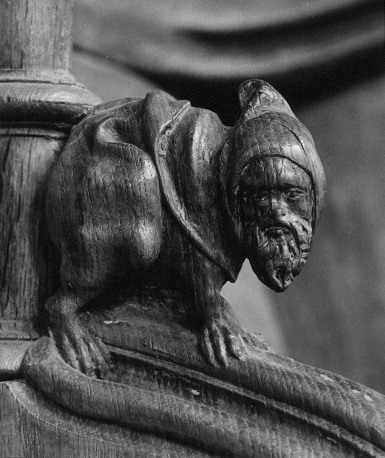 Koorbanken; grotesk figuur