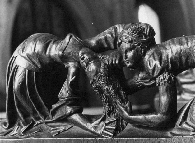 Koorbanken, ornamenteel reliëf: twee vechtende vrouwen, de een trekt aan de haren van de ander