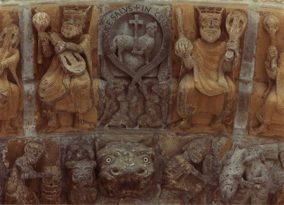 Lam Gods in archivolt