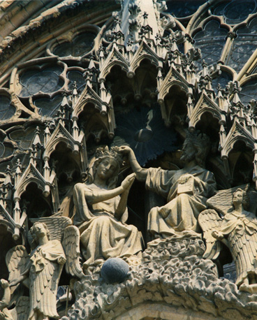 Timpaan, centraal portaal, facade: de kroning van Maria