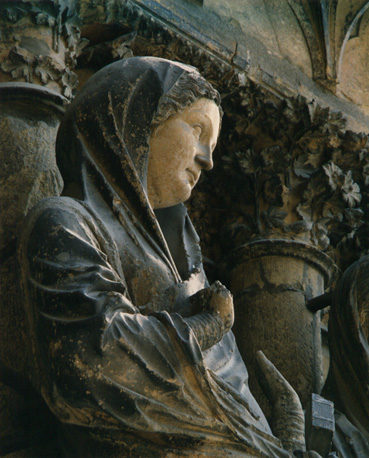 Westfacade, middenportaal, portaalwang (rechts): Maria van de Visitatie