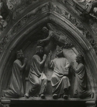 Porte Rouge; tympaan met de kroning van Maria