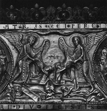Reliekschrijn van Sint Servatius, detail van dakvlak, scene uit Laatste Oordeel: de rechtvaardigen die uit hun graf opstaan, ontvangen kleed der onsterfelijkheid