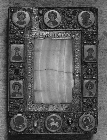 Draagaltaar (portatile) van Sint Foy, midden( albasten plaat): symbolische voorstellingen van de vier evangelisten in hoeken