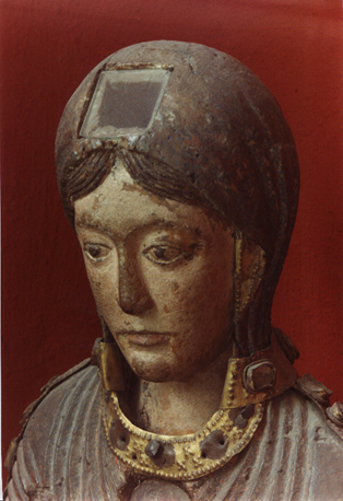 Tronende Maria met Christuskind / Sedes Sapientiae / Notre-Dame de Saint-Flour, detail: hoofd van Maria
