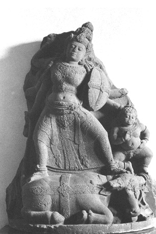 Tempelfragment: godin Durga overwint de demon Mahisha tweemaal: (voorgesteld) als buffel en als kleine demon; de godin draagt een schild