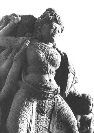 Tempelfragment: godin Durga overwint de demon Mahisha tweemaal: (voorgesteld) als buffel en als kleine demon; de godin draagt een schild (detail)
