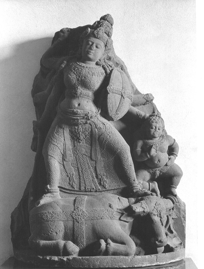 Tempelfragment: godin Durga overwint de demon Mahisha tweemaal: (voorgesteld) als buffel en als kleine demon; de godin draagt een schild