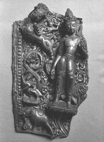 Bodhisattva figuur staande op een lotus, verschillende mythische dieren; onderdeel van aureool