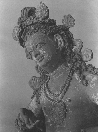 Beeld van een zittende godheid / Bodhisattva, bovenlichaam